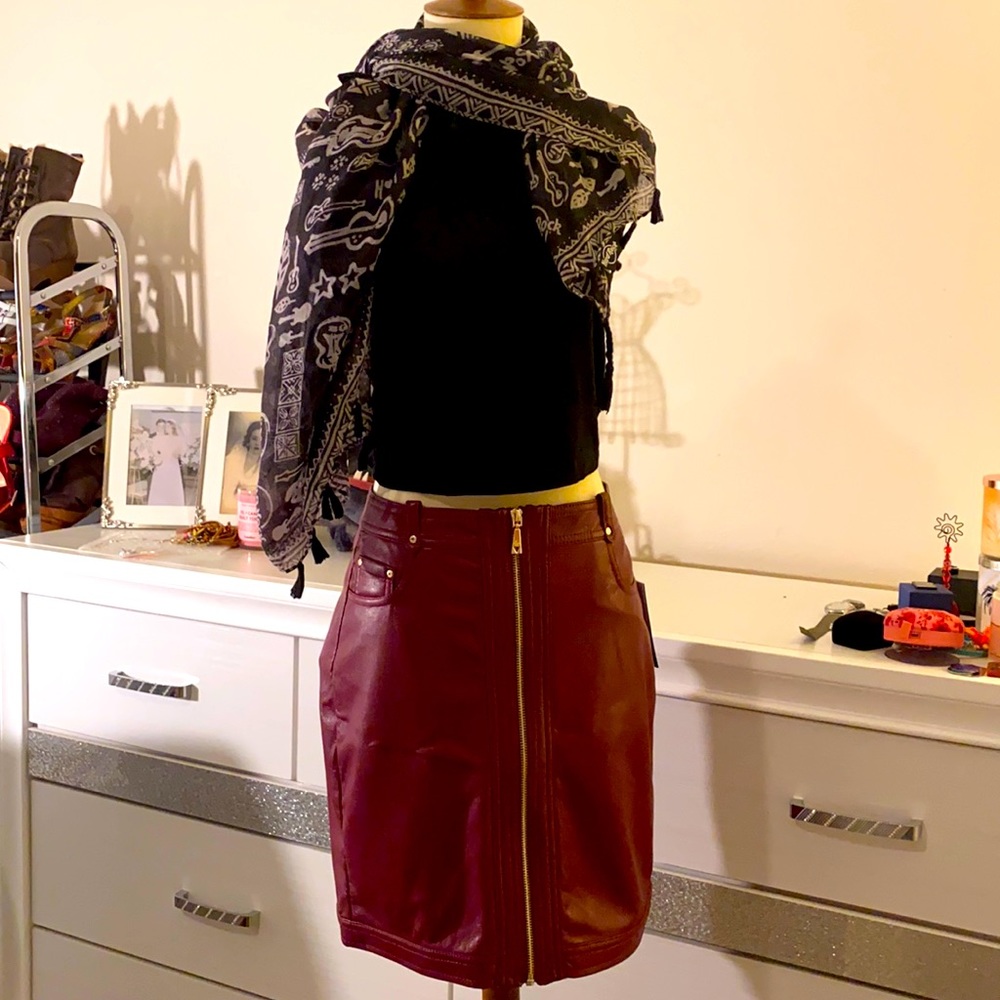 🎸 NWT GUESS BURGUNDY WINE VEGAN LEATHER MINI 🎸